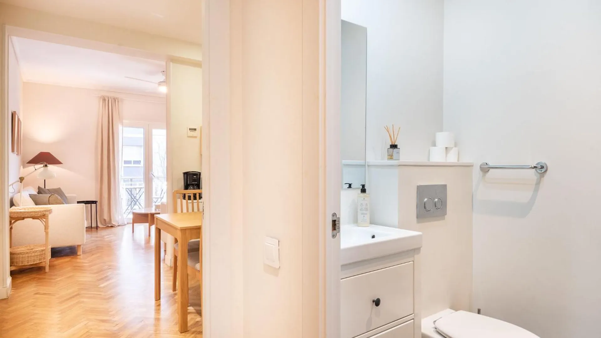 Apartment Warmth And Comfort In The Sought-After Eixample Barcelona