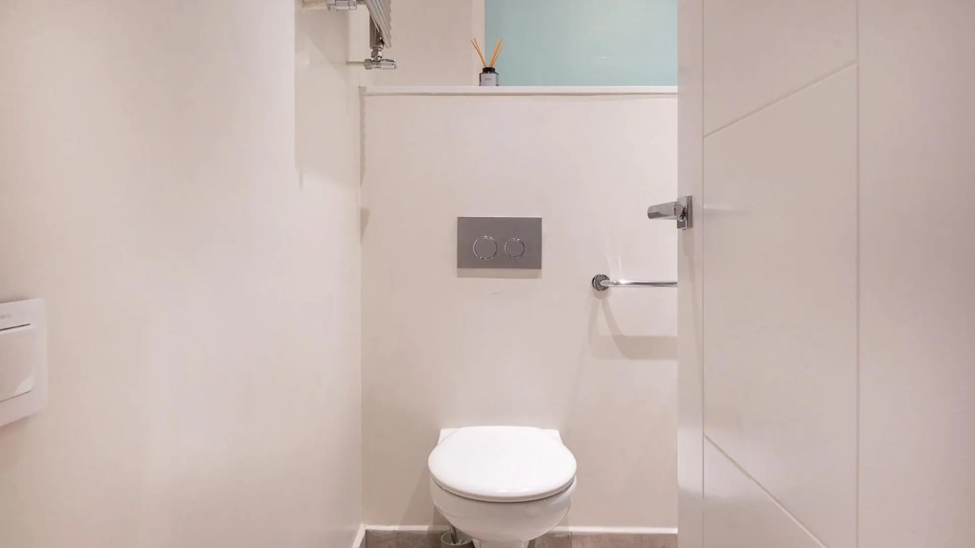 Warmth And Comfort In The Sought-After Eixample Barcelona Apartment