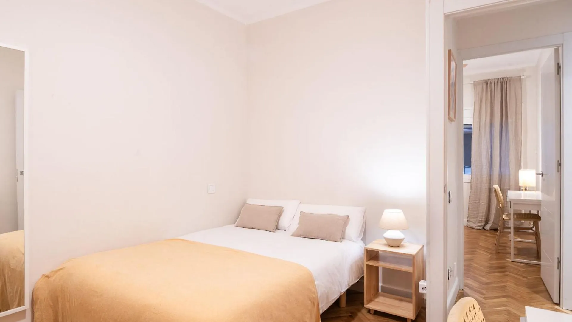 Warmth And Comfort In The Sought-After Eixample Barcelona 0*,