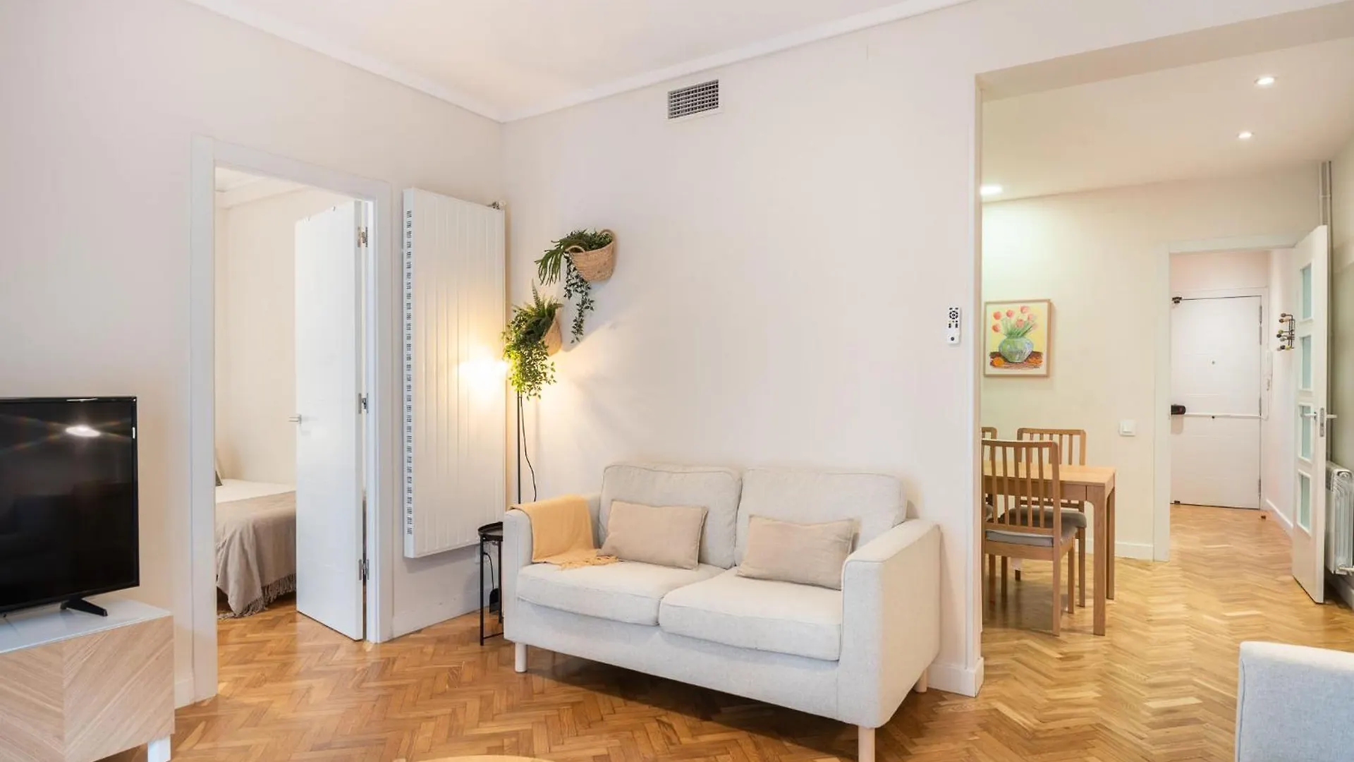 Apartment Warmth And Comfort In The Sought-After Eixample Barcelona