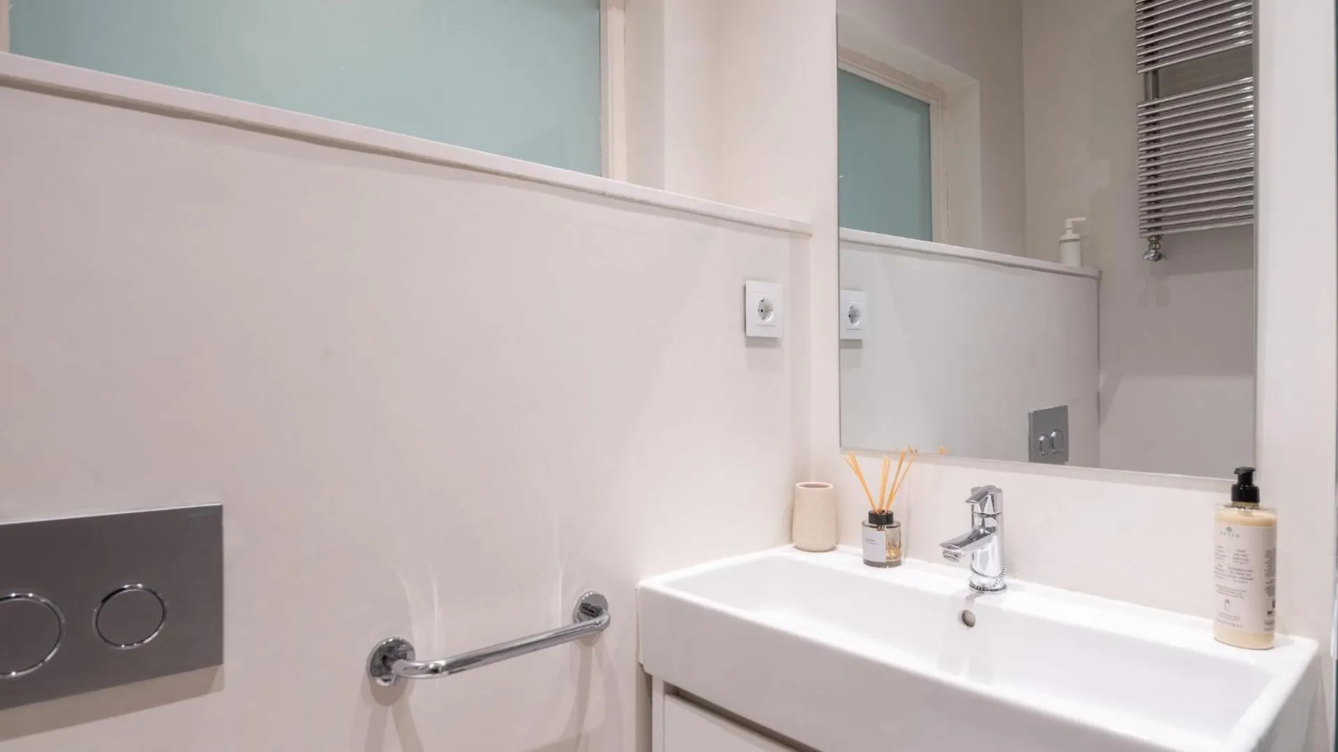 Apartment Warmth And Comfort In The Sought-After Eixample Barcelona Spain