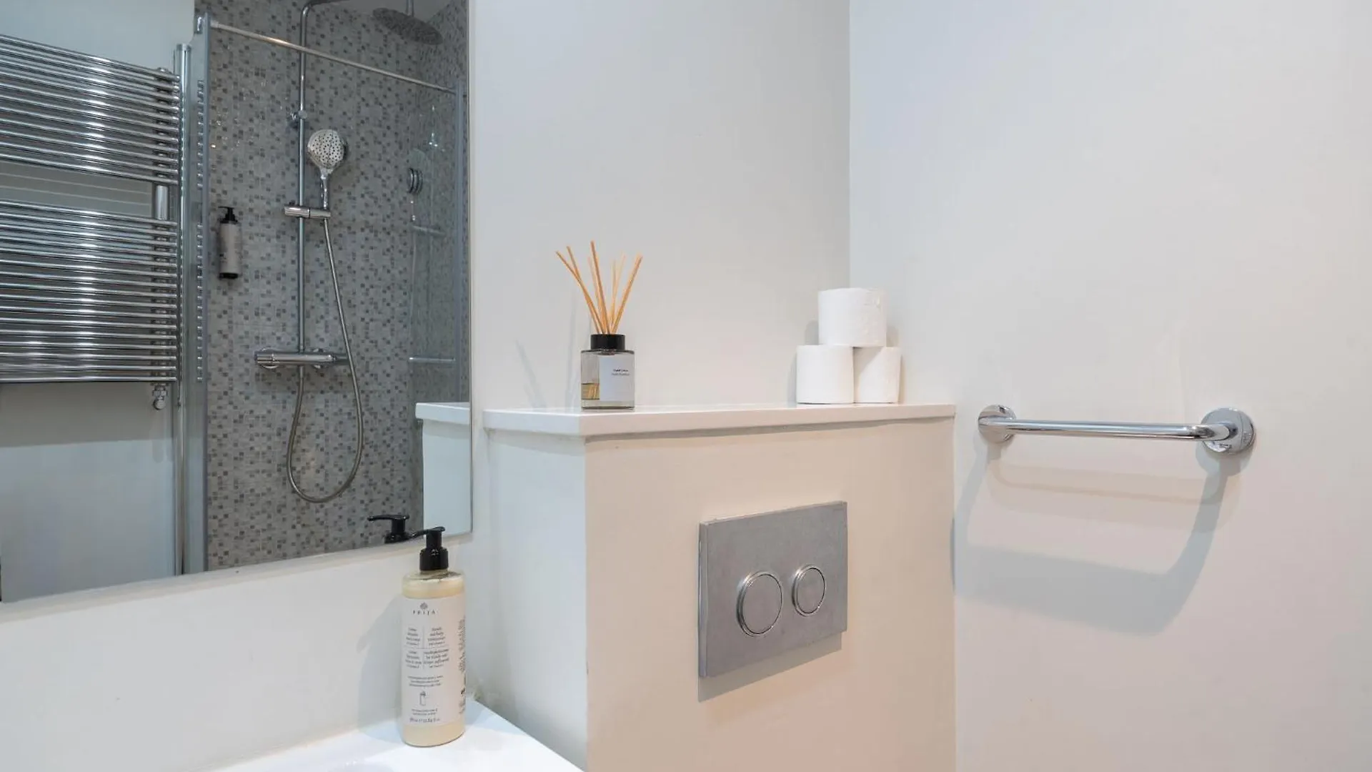 Warmth And Comfort In The Sought-After Eixample Barcelona 0*,
