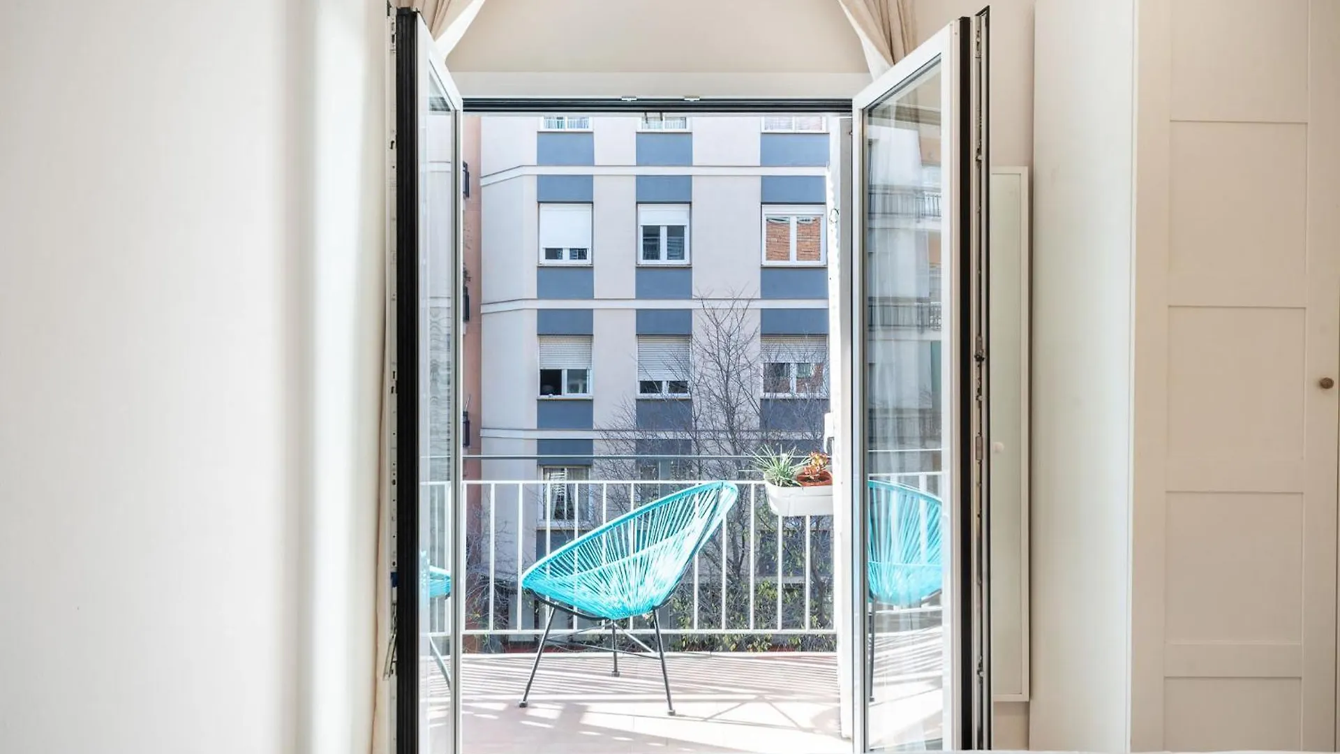 Warmth And Comfort In The Sought-After Eixample Barcelona Apartment