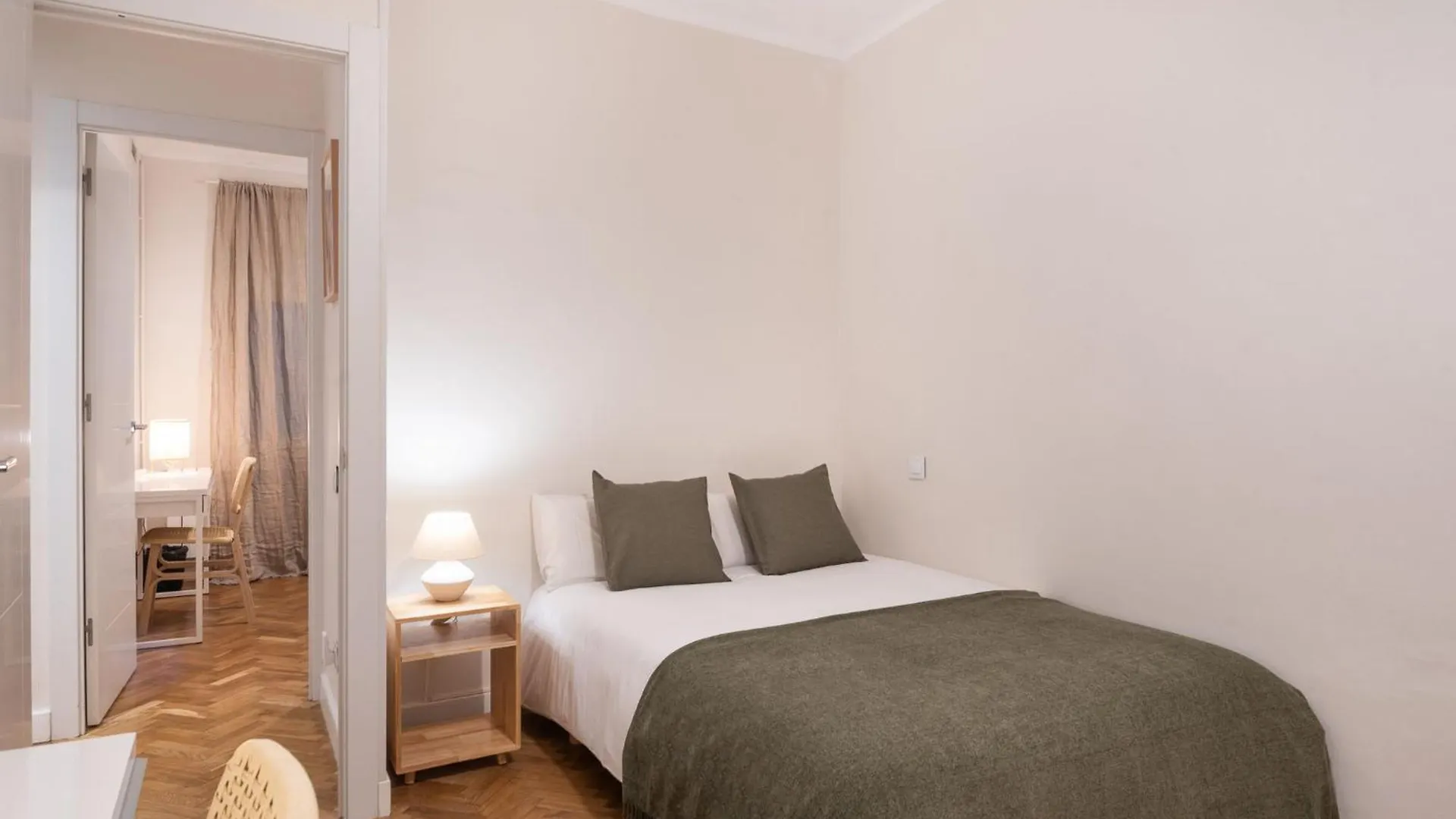 Apartment Warmth And Comfort In The Sought-After Eixample Barcelona Spain